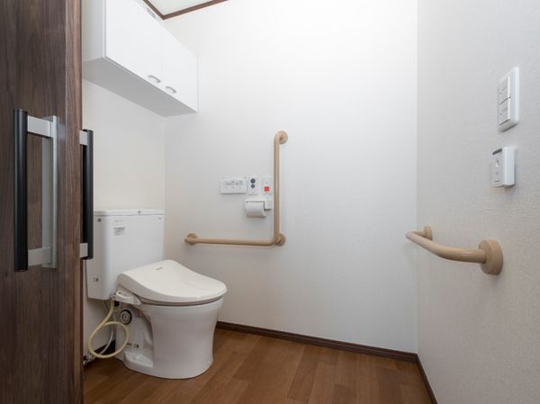 手すり付トイレの清潔な内観