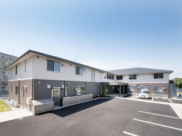 モダンな外観の建物 外観 清潔感のある外観が印象的な施設です。明るい日差しの下、新しい職場での活動を想像してみませんか。