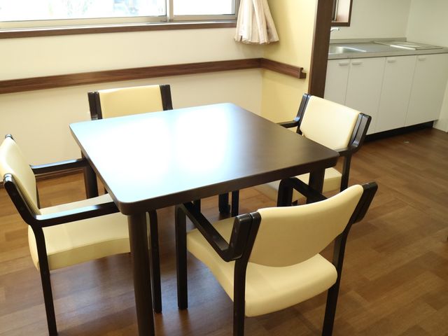 明るいシンプルなダイニング テーブルセット 広々としたダイニングルームには、木目調のテーブルと椅子が配置され、温かみのある食事時間を提供しています。清潔感のある設備で、快適にお過ごしいただけます。