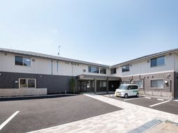 明るい施設のエントランス