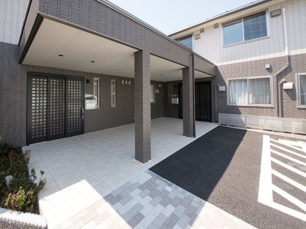 入口が開けた建物前