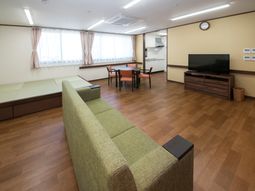 共用ラウンジの清潔な空間