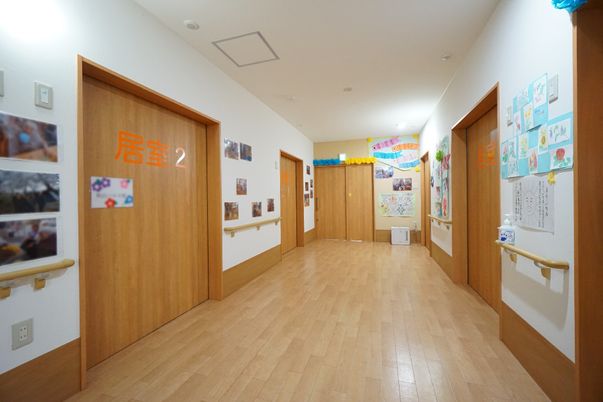 廊下のアート作品