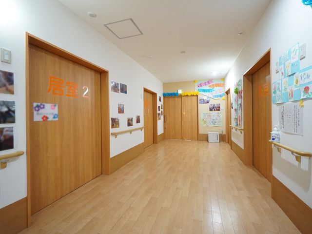 廊下のアート作品 廊下 手作りのアートが飾られた廊下は、日々の暮らしに彩りを添える空間です。廊下には手すりも完備されており、安全に配慮された設計となっています。