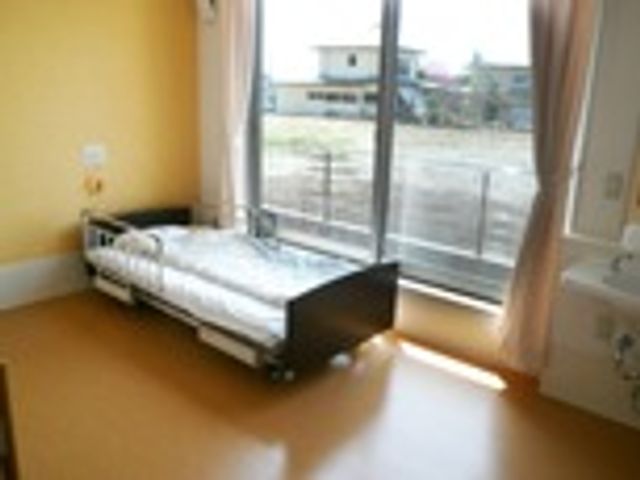 明るい個室の窓際 窓から自然光が差し込む心地よい居室です。日々の暮らしをゆったりと過ごせる空間が広がっています。