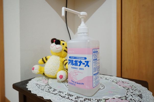 手指消毒剤とぬいぐるみ