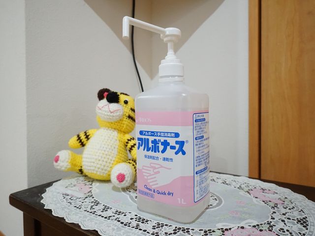 手指消毒剤とぬいぐるみ 共有スペース 清潔を心がける環境で手の消毒ができ、安心して勤務することが期待できます。ほっこりするぬいぐるみが、日々の労を癒してくれそうです。