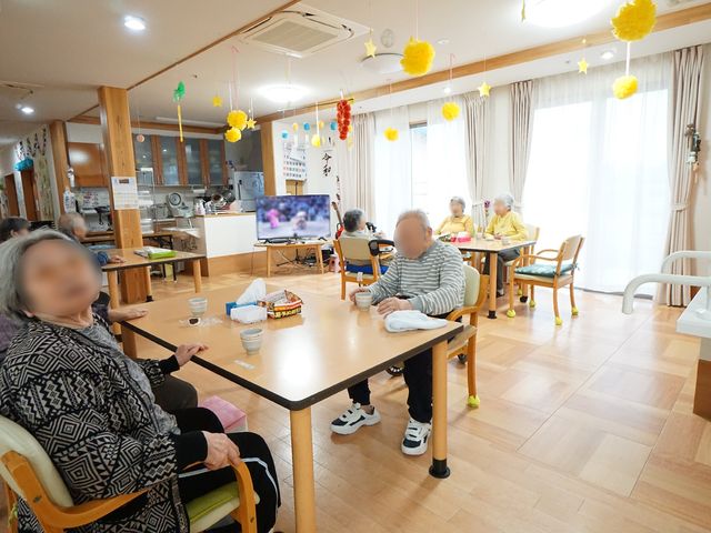 共有スペースの様子 共有スペース ゆったりとした食堂で、利用者の方々がくつろぎながら会話を楽しんでおり、暖かく家庭的な雰囲気が感じられます。