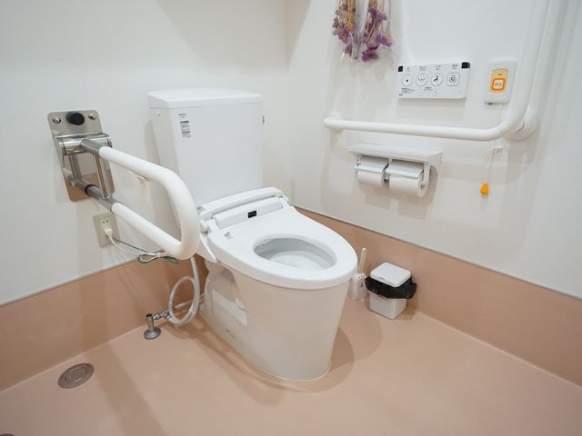 バリアフリートイレ設備 トイレ 安全に配慮されたトイレ空間です。手すりやナースコールが完備され、安心してご利用いただけます。
