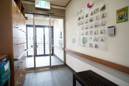 玄関ホールの明るい様子