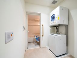 洗濯機と乾燥機がある部屋