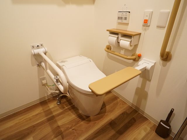 バリアフリートイレ設備 トイレ 手すり付きで安全なトイレスペースです。ゆったりと使える工夫がされており、働く上で利便性が高まります。
