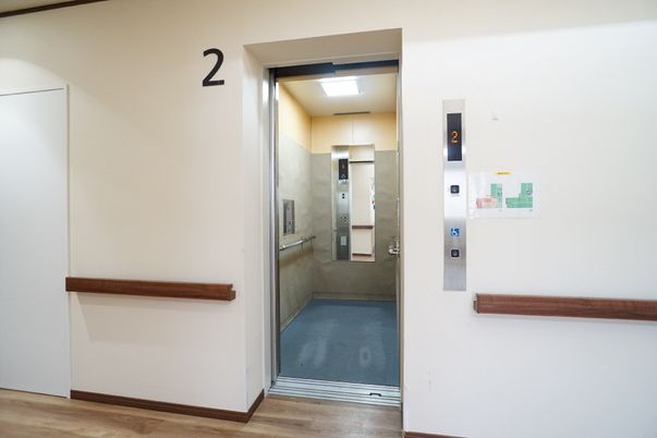 明るいエレベーター前