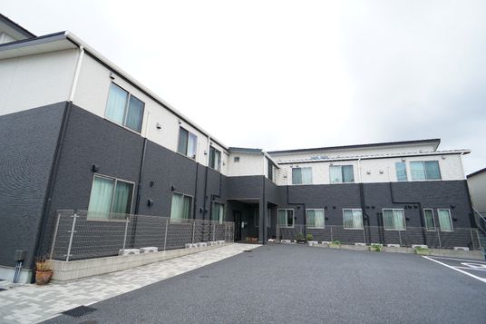 現代的な外観の建物