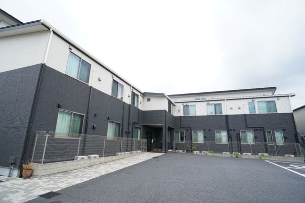 現代的な外観の建物