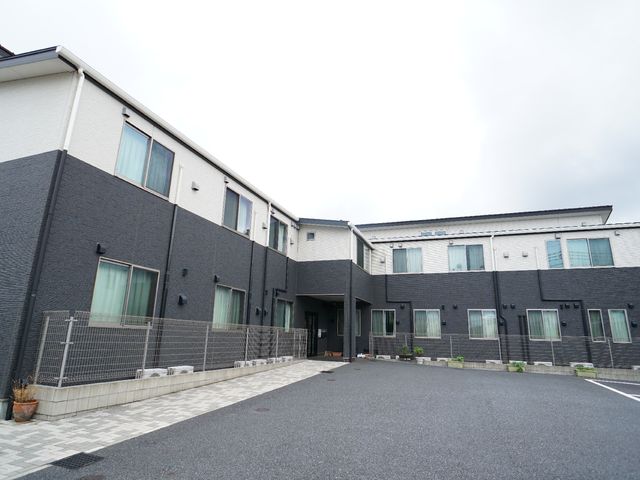 現代的な外観の建物 外観 スタイリッシュな外観が特徴の建物です。清潔感があり、働く環境としても快適そうですね。