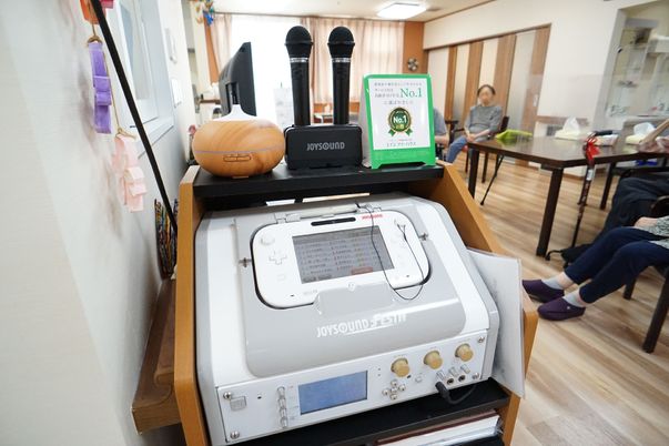 カラオケ設備とリラックスする人々