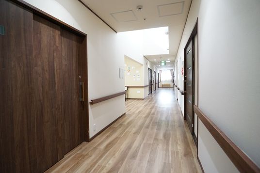 木目調の清潔な廊下