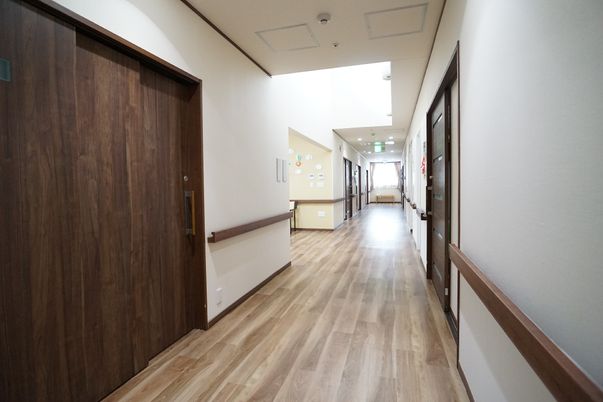 木目調の清潔な廊下