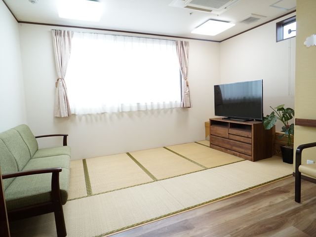 和室の清潔な居室 和室 日本式の畳が敷かれた居室は、テレビも完備し落ち着いた雰囲気の中で、ごゆっくりお過ごしいただけます。