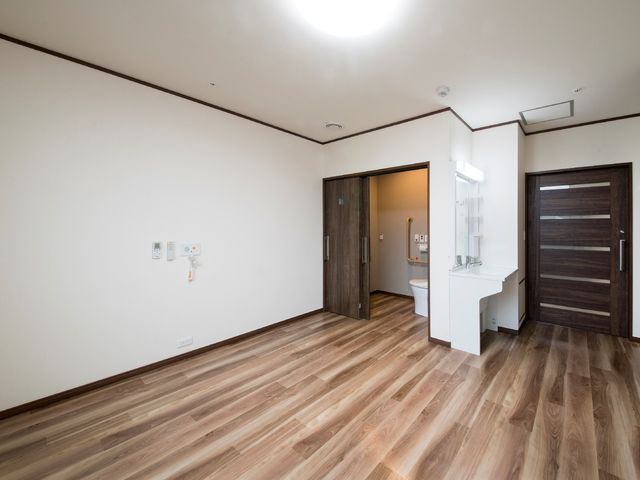広々とした明るい居室 居室 ゆとりのある空間の居室で、プライバシーを確保しながら快適な生活が送れます。身の回りのお手入れに便利な洗面台が備え付けられています。