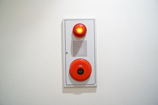 赤色の緊急通報装置