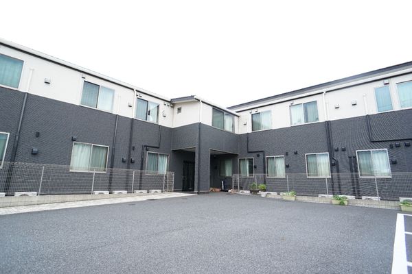 白黒の外壁の建物正面