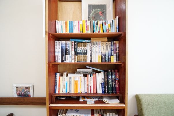 本棚と植物のイラスト