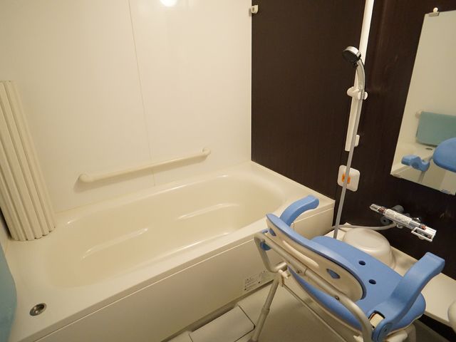 快適な浴室設備 浴室 手すりやシャワーチェアを備えた清潔感のある浴室です。安心して快適な入浴ができる環境が整っています。