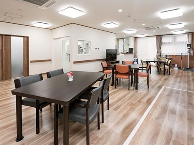 明るい食堂 食堂   広々とした食堂にテーブルがゆったり配置されています。自然光が入る明るい空間で、くつろぎやすい雰囲気です。