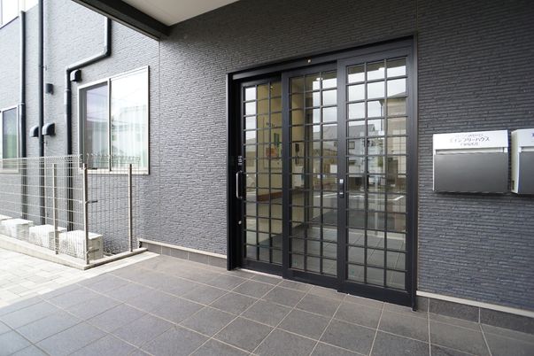 モダンなエントランス外観