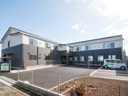 明るい施設の外観