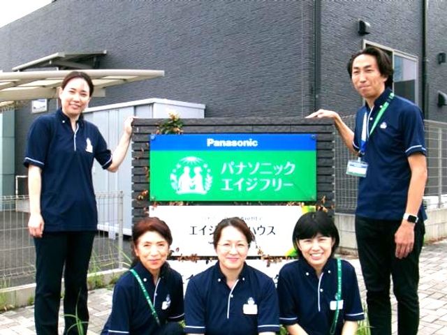 スタッフ集合の外観 外観   制服姿のスタッフが看板の前に集まり、明るく迎える雰囲気が伝わります。就業を考える方にも、職場の様子をイメージしやすいです。