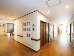 明るく広い施設の廊下