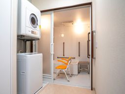 明るく清潔な洗濯室