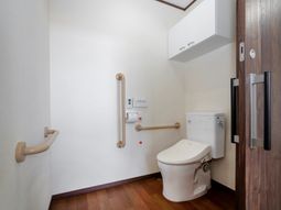 清潔なトイレの手すり付き