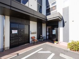 清潔感のある施設エントランス
