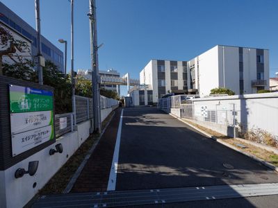 清潔感ある建物のエントランス