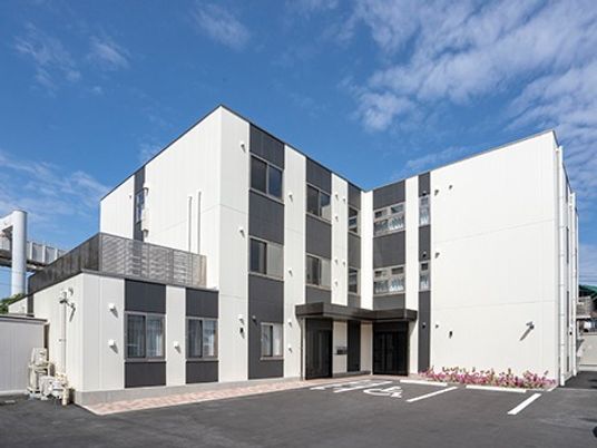 白い建物の外観  
