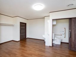 広い明るい空間の居室