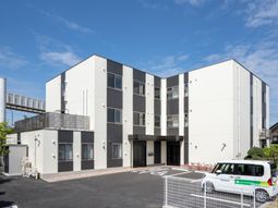 白い建物の外観