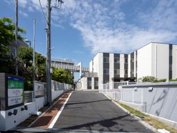 建物外観の明るい風景