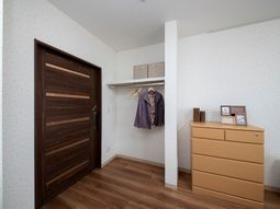 居室のドアと家具