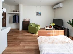 明るい居室の様子