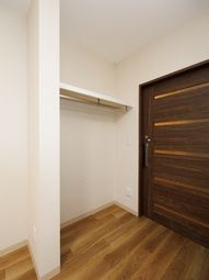 シンプルな木目のクローゼット
