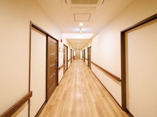 明るい清潔な廊下
