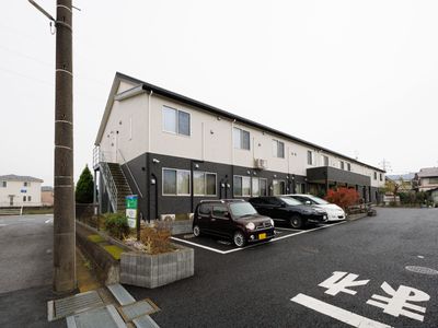 白黒ツートン施設外観