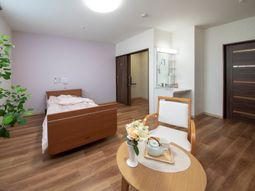 明るい居室の内観