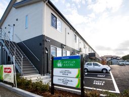 明るい外観の建物