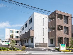 モダンな建物のエントランス